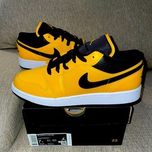 Air Jordan 1 Low University Gold